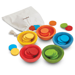 Wooden cups and coins. learn counting colours, and matching!
Includes 5 colored cups, 15 tokens (3 of each color)